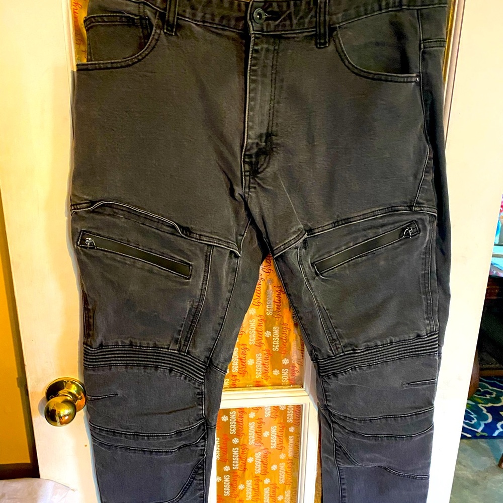 Men’s distressed jeans